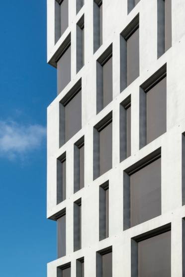 Domino school with external facade blinds